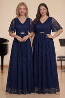 Laden Sie das Bild in den Galerie-Viewer, Marineblaues A-Linie V-Ausschnitt Kurzärmeliges Langes Chorkleid mit Spitze