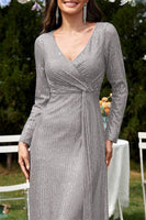 Laden Sie das Bild in den Galerie-Viewer, Glitzer Königsblaues Perlen V-Ausschnitt Lange Ärmel Plissee Etui Kleid für die Brautmutter