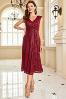 Laden Sie das Bild in den Galerie-Viewer, Glitzerndes Burgunderrotes Etui Brautmutterkleid mit Pailletten