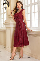 Laden Sie das Bild in den Galerie-Viewer, Glitzerndes Burgunderrotes Etui Brautmutterkleid mit Pailletten