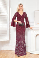 Laden Sie das Bild in den Galerie-Viewer, Glitzerndes Königsblaues V-Ausschnitt Brautmutterkleid mit langen Ärmeln