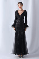 Laden Sie das Bild in den Galerie-Viewer, Glitzerndes Meerjungfrau Burgundy Feder Kleid für Brautmutter mit langen Ärmeln