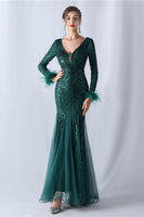 Laden Sie das Bild in den Galerie-Viewer, Glitzerndes Meerjungfrau Burgundy Feder Kleid für Brautmutter mit langen Ärmeln