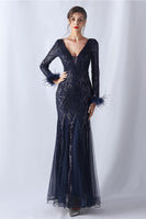 Laden Sie das Bild in den Galerie-Viewer, Glitzerndes Meerjungfrau Burgundy Feder Kleid für Brautmutter mit langen Ärmeln