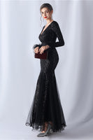 Laden Sie das Bild in den Galerie-Viewer, Glitzerndes Meerjungfrau Burgundy Feder Kleid für Brautmutter mit langen Ärmeln