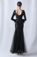 Laden Sie das Bild in den Galerie-Viewer, Glitzerndes Meerjungfrau Burgundy Feder Kleid für Brautmutter mit langen Ärmeln