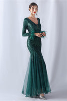 Laden Sie das Bild in den Galerie-Viewer, Glitzerndes Meerjungfrau Burgundy Feder Kleid für Brautmutter mit langen Ärmeln