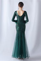 Laden Sie das Bild in den Galerie-Viewer, Glitzerndes Meerjungfrau Burgundy Feder Kleid für Brautmutter mit langen Ärmeln