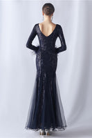 Laden Sie das Bild in den Galerie-Viewer, Glitzerndes Meerjungfrau Burgundy Feder Kleid für Brautmutter mit langen Ärmeln