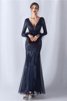 Laden Sie das Bild in den Galerie-Viewer, Glitzerndes Meerjungfrau Burgundy Feder Kleid für Brautmutter mit langen Ärmeln