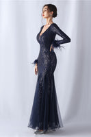 Laden Sie das Bild in den Galerie-Viewer, Glitzerndes Meerjungfrau Burgundy Feder Kleid für Brautmutter mit langen Ärmeln