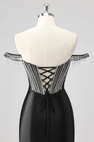 Laden Sie das Bild in den Galerie-Viewer, Glitzerndes Schwarzes Meerjungfrau Schulterfreies Ballkleid mit Perlenstickerei und Schlitz