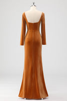 Laden Sie das Bild in den Galerie-Viewer, Braunes Etui Quadratischer Ausschnitt Samt Langärmeliges Brautjungfernkleid