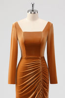 Laden Sie das Bild in den Galerie-Viewer, Braunes Etui Quadratischer Ausschnitt Samt Langärmeliges Brautjungfernkleid