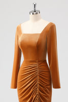 Laden Sie das Bild in den Galerie-Viewer, Braunes Etui Quadratischer Ausschnitt Samt Langärmeliges Brautjungfernkleid