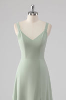 Laden Sie das Bild in den Galerie-Viewer, Chiffon V-Ausschnitt Salbeigrünes A-Linie Brautjungfernkleid mit Schlitz