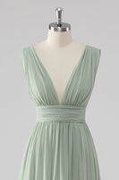 Laden Sie das Bild in den Galerie-Viewer, Langes Salbeigrünes Brautjungfernkleid aus Chiffon mit V-Ausschnitt und Schlitz