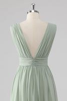 Laden Sie das Bild in den Galerie-Viewer, Langes Salbeigrünes Brautjungfernkleid aus Chiffon mit V-Ausschnitt und Schlitz