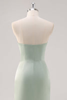Laden Sie das Bild in den Galerie-Viewer, Einfaches Meerjungfrau Satin Trägerloses Salbeigrünes Brautjungfernkleid mit Schlitz
