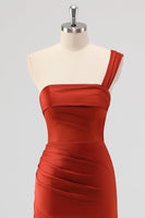 Laden Sie das Bild in den Galerie-Viewer, Rust Mermaid Eine Schulter Satin Langes Brautjungfernkleid mit Schlitz
