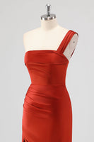 Laden Sie das Bild in den Galerie-Viewer, Rust Mermaid Eine Schulter Satin Langes Brautjungfernkleid mit Schlitz