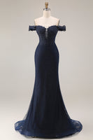 Laden Sie das Bild in den Galerie-Viewer, Glitzerndes Marineblaues Schulterloses Langes Meerjungfrauen Ballkleid mit Applikation und Perlen