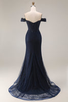 Laden Sie das Bild in den Galerie-Viewer, Glitzerndes Marineblaues Schulterloses Langes Meerjungfrauen Ballkleid mit Applikation und Perlen