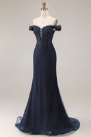 Laden Sie das Bild in den Galerie-Viewer, Glitzerndes Marineblaues Schulterloses Langes Meerjungfrauen Ballkleid mit Applikation und Perlen