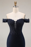 Laden Sie das Bild in den Galerie-Viewer, Glitzerndes Marineblaues Schulterloses Langes Meerjungfrauen Ballkleid mit Applikation und Perlen