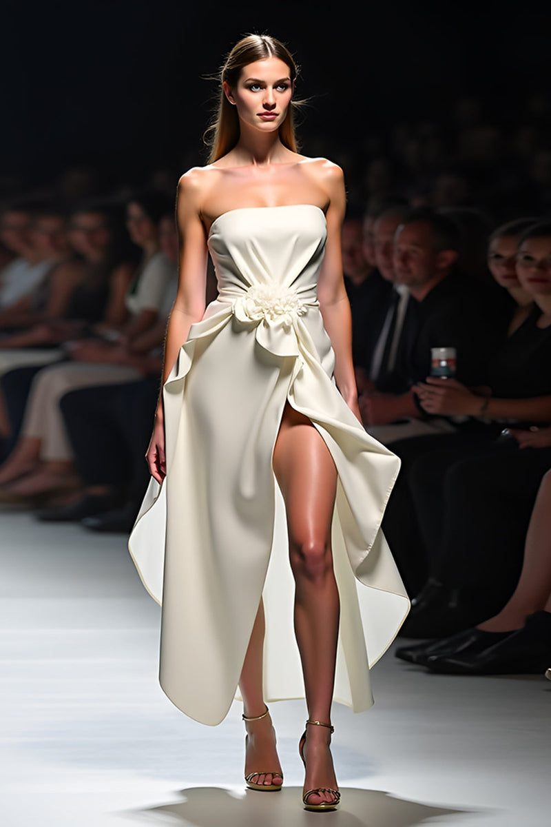 Laden Sie das Bild in den Galerie-Viewer, Weißes A-Linie Trägerloses Gerafftes Galakleid mit 3D-Blume