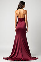 Laden Sie das Bild in den Galerie-Viewer, Trägerloses Burgundy Meerjungfrauen Satin Plissee Ballkleid