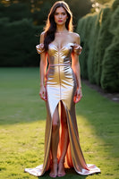 Laden Sie das Bild in den Galerie-Viewer, Schulterfreies Ballkleid in Metallic Rose Gold mit Schlitz