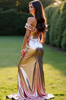 Laden Sie das Bild in den Galerie-Viewer, Schulterfreies Ballkleid in Metallic Rose Gold mit Schlitz