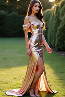 Laden Sie das Bild in den Galerie-Viewer, Schulterfreies Ballkleid in Metallic Rose Gold mit Schlitz