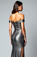 Laden Sie das Bild in den Galerie-Viewer, Dunkelgraues Schulterfreies Ballkleid aus Metallic-Satin mit Schlitz