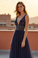 Laden Sie das Bild in den Galerie-Viewer, Marineblaues A-Linie Tüll Abendkleid mit tiefem V-Ausschnitt und Perlenstickerei