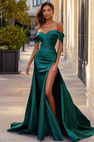 Laden Sie das Bild in den Galerie-Viewer, Dunkelgrünes Schulterfreies Ballkleid aus Satin mit Schlitz