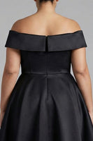 Laden Sie das Bild in den Galerie-Viewer, Schulterfreies A-Linie Übergröße Schwarzes Satin Festlichkleid