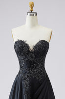 Laden Sie das Bild in den Galerie-Viewer, Schwarzes A-Linie Satin Abendkleid mit Spitzenapplikationen