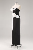 Laden Sie das Bild in den Galerie-Viewer, Schwarzes Trägerloses Hochzeitsgastkleid mit 3D-Blumen