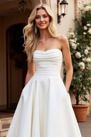 Laden Sie das Bild in den Galerie-Viewer, Elfenbein A-Linie Trägerloses Brautkleid aus Satin mit Rüschen