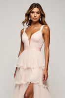 Laden Sie das Bild in den Galerie-Viewer, Bonbonrosa A Linie Gestuftes Ballkleid aus Tüll mit V-Ausschnitt