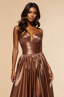 Laden Sie das Bild in den Galerie-Viewer, Braunes Trägerloses A-Linie Korsett Langes Ballkleid mit Schlitz