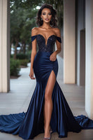 Laden Sie das Bild in den Galerie-Viewer, Glitzerndes Marineblaues Meerjungfrauen Schulterfreies Pailletten Ballkleid mit Schlitz