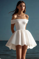 Laden Sie das Bild in den Galerie-Viewer, Glitzerndes Weißes Schulterfreies Standesamtkleid mit Pailletten in A-Linie