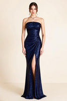 Laden Sie das Bild in den Galerie-Viewer, Glitzerndes Marineblaues Trägerloses Gerafftes Meerjungfrauen Abendkleid mit Schlitz