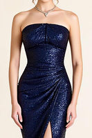 Laden Sie das Bild in den Galerie-Viewer, Glitzerndes Marineblaues Trägerloses Gerafftes Meerjungfrauen Abendkleid mit Schlitz