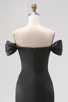 Laden Sie das Bild in den Galerie-Viewer, Schwarzes Schulterfreies Satin Meerjungfrauen Galakleid mit Schlitz