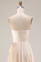 Laden Sie das Bild in den Galerie-Viewer, Champagner A Linie Trägerloses Plissiertes Langes Hochzeitsgastkleid