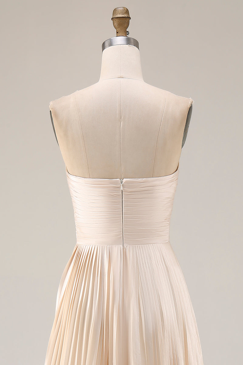 Laden Sie das Bild in den Galerie-Viewer, Champagner A Linie Trägerloses Plissiertes Langes Hochzeitsgastkleid